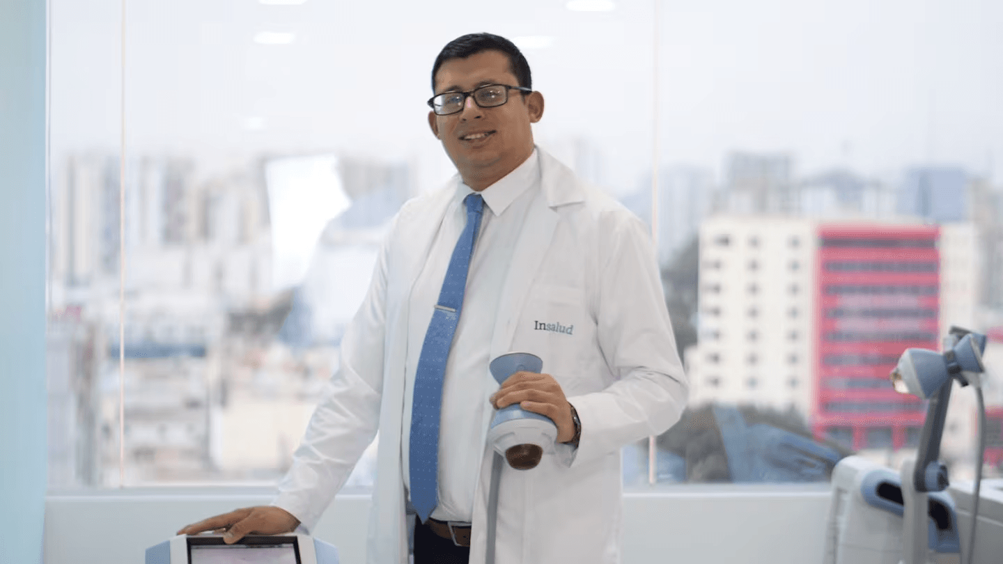 doctor con herramienta de ondas de choque