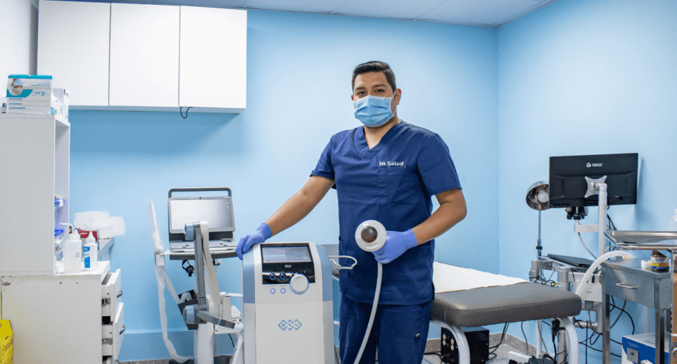 Doctor con herramientas para ondas de choque